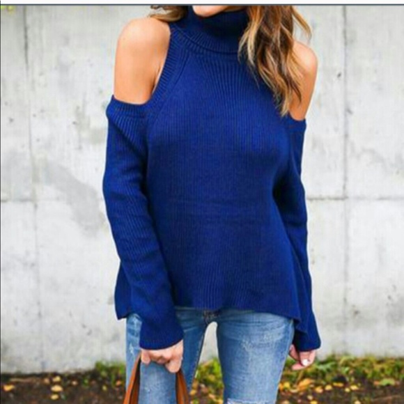 Tops - 🎉HP🎉Gorgeous Cold Shoulder Top